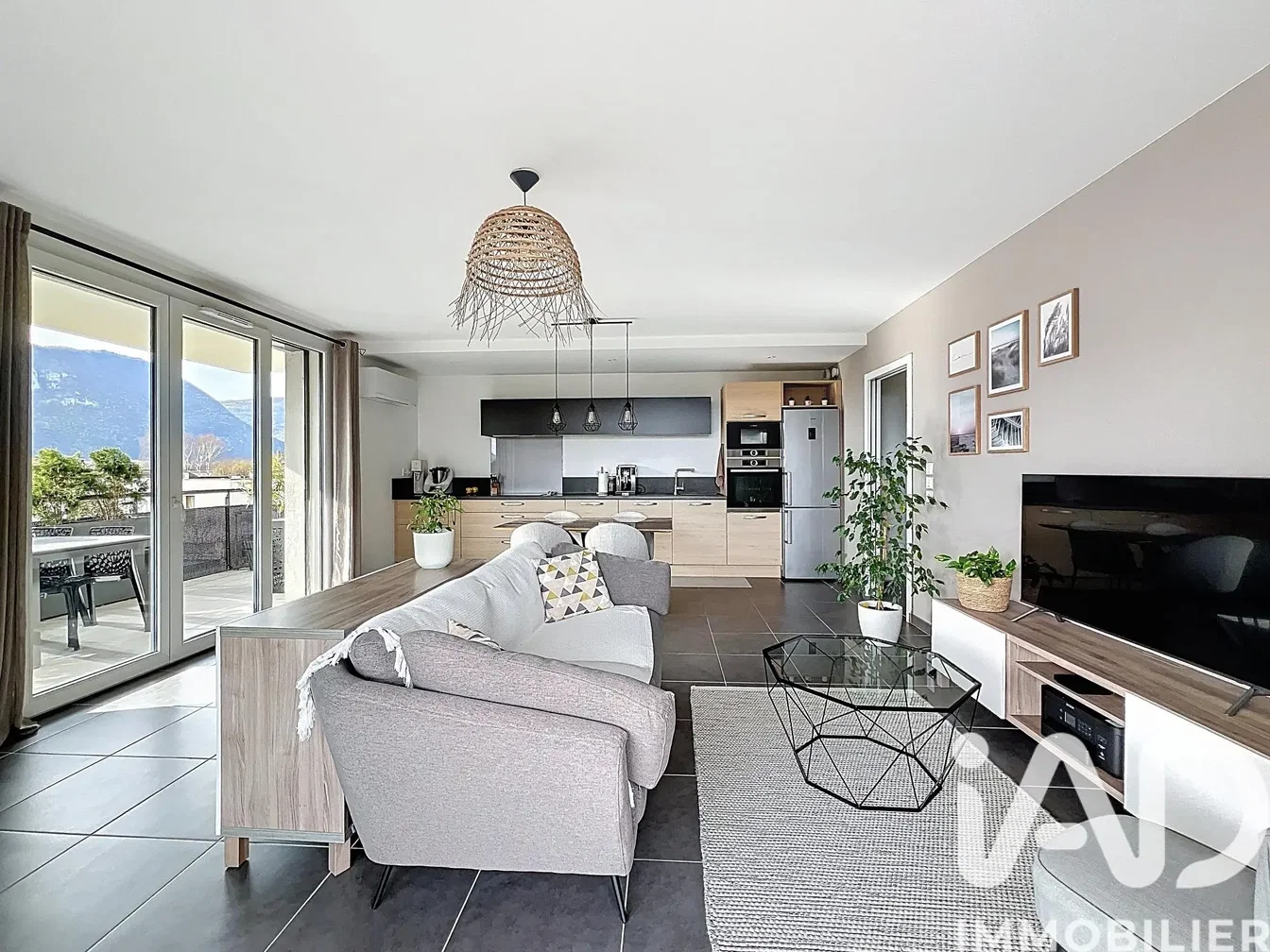 Oturma odası; manzara, fayans zemin, doğal ışık, modern stil