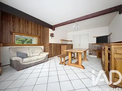 Oturma odası; fayans zemin, manzara, ahşap kirişler