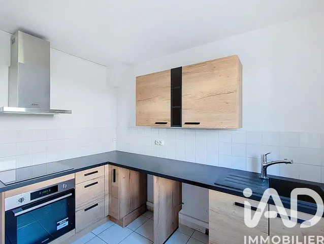 Cucina; elettrodomestici, pavimento in piastrelle