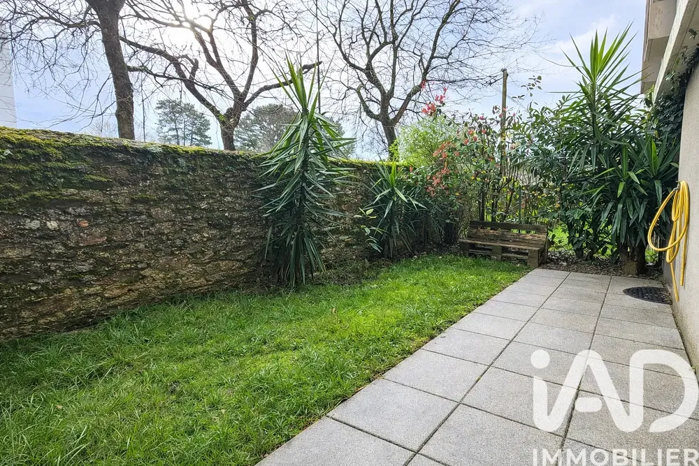 Кућа и околина; природно светло, поглед