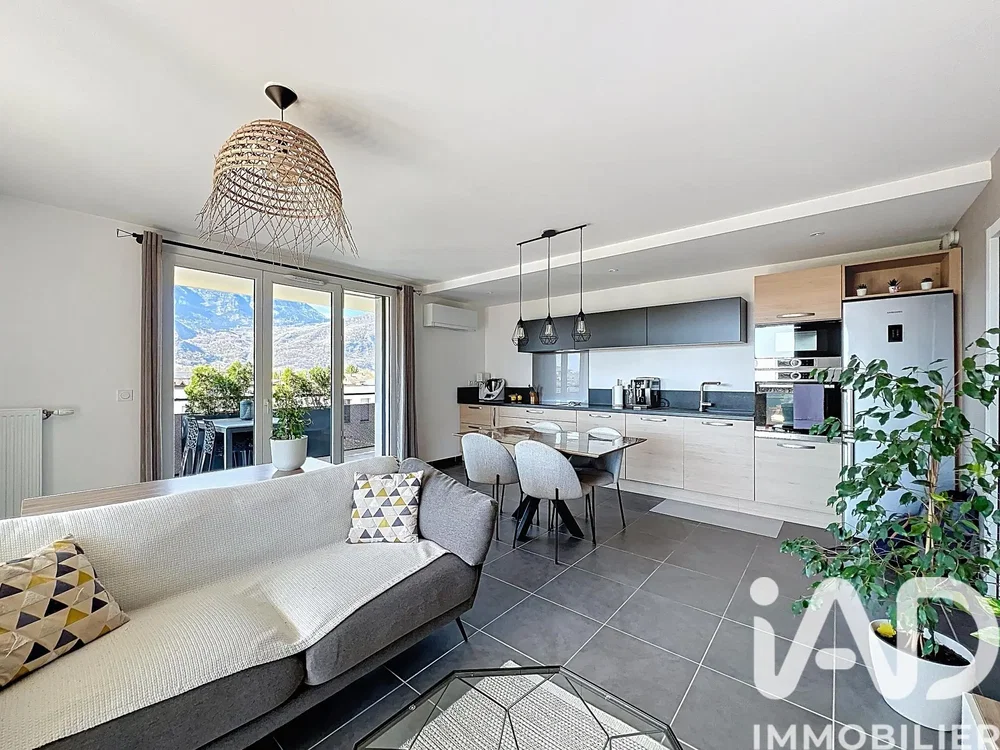 Oturma odası; manzara, fayans zemin, doğal ışık, modern stil