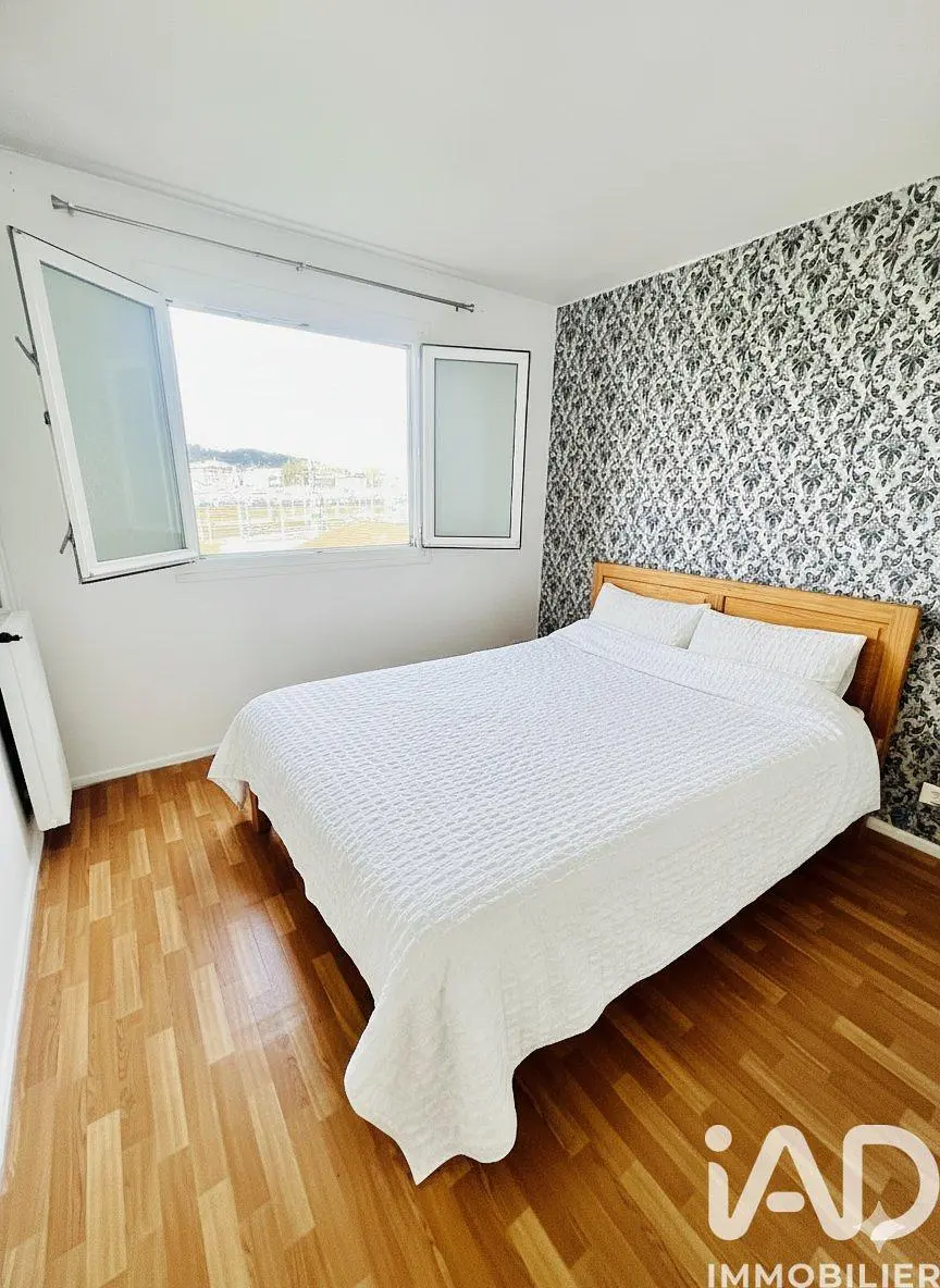 Schlafzimmer; holzboden, tageslicht, blick