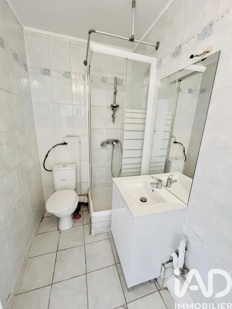 Toilette; fliesenboden, renovierungsbedürftig