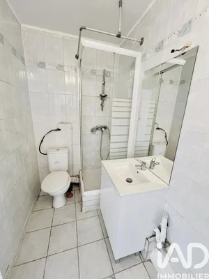 Toilette; fliesenboden, renovierungsbedürftig