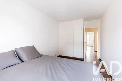 Спаваћа соба; природно светло, дрвени под