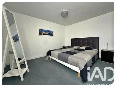Bedroom; wood floor, modern style, natural light