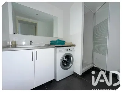 Salle de bain; carrelage, rénové, lumière naturelle