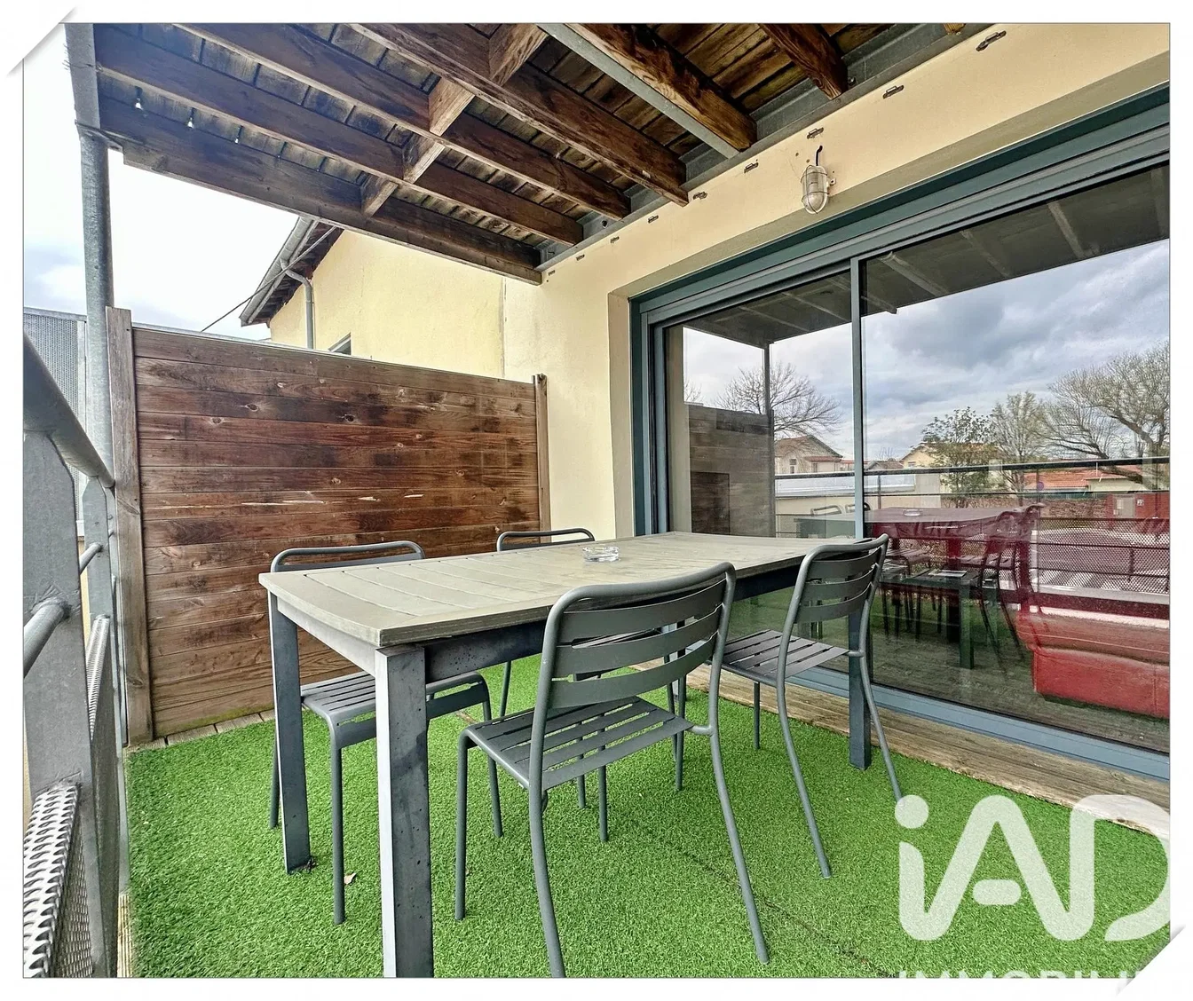 Terrasse; vue, poutres en bois, lumière naturelle, style moderne