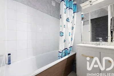 Badkamer; tegelvloer, gerenoveerd, natuurlijk licht, moderne stijl