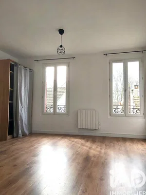 Quarto; chão de madeira, luz natural, vista
