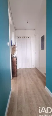 Соба; дрвени под, природно светло