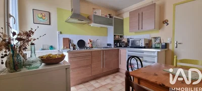 Кухиња; кухињски апарати, плочице, природно светло, модерни стил