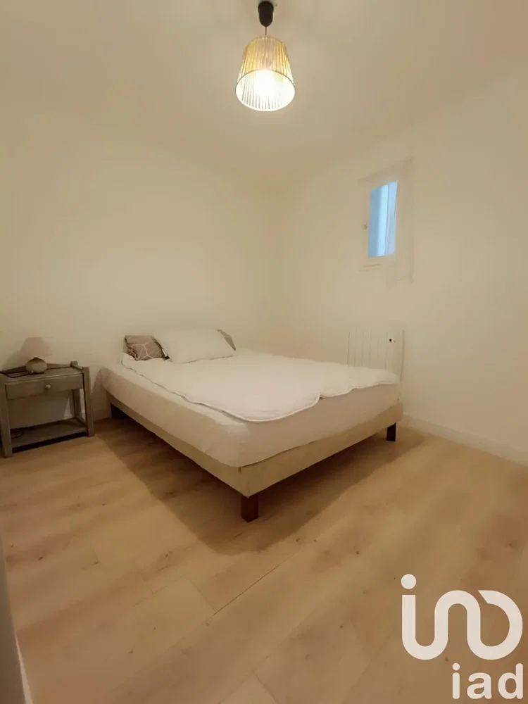 Bedroom; wood floor, natural light, modern style