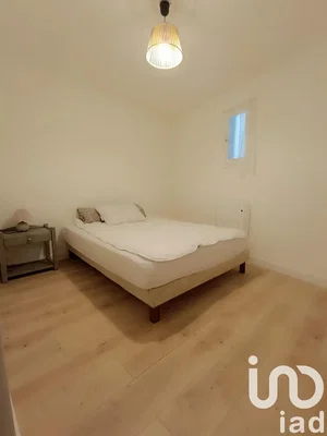 Bedroom; wood floor, natural light, modern style