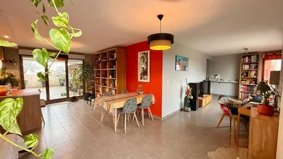 Salón; suelo de baldosas, luz natural