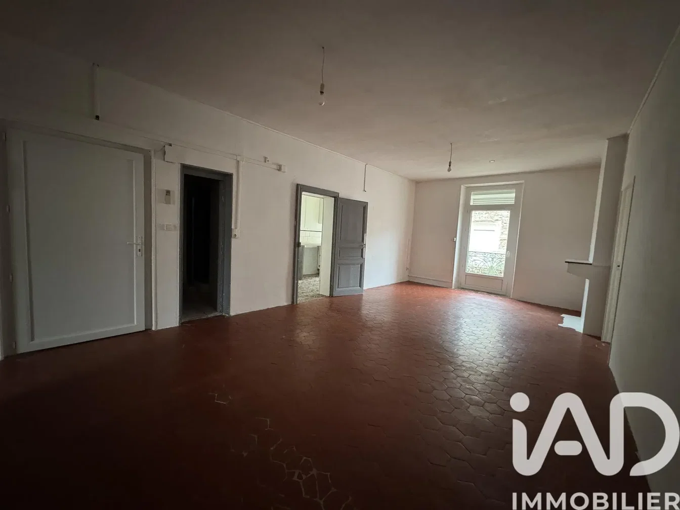 Ostale; potrebna renovacija, pločice, prirodna svjetlost
