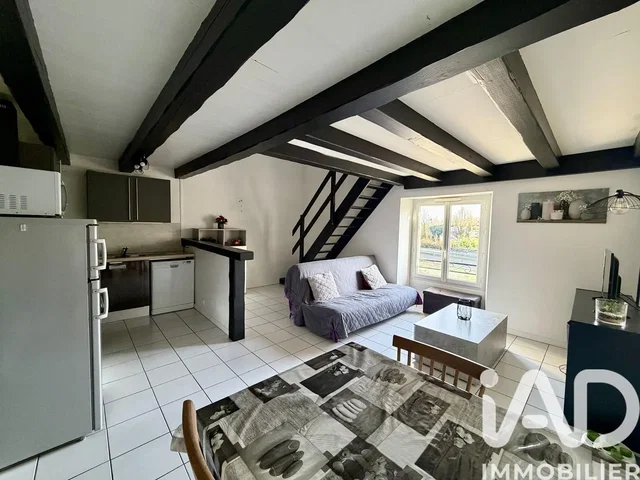 Woonkamer; uitzicht, houten balken, natuurlijk licht