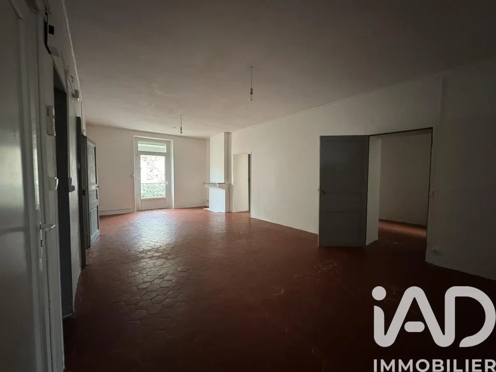 Dnevni boravak; prirodna svjetlost, potrebna renovacija