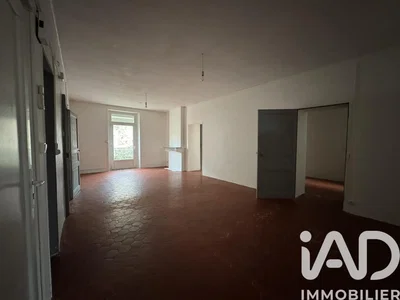 Dnevni boravak; prirodna svjetlost, potrebna renovacija