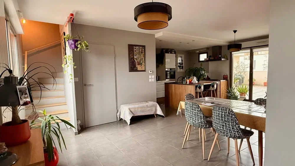Salon; carrelage, lumière naturelle, style moderne