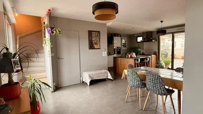Salon; carrelage, lumière naturelle, style moderne