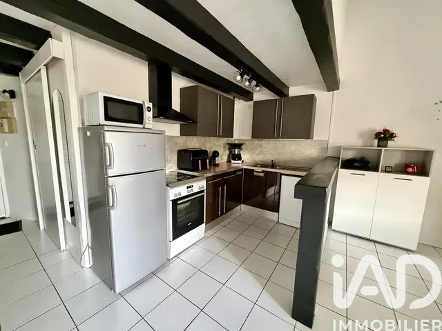 Keuken; keukenapparatuur, tegelvloer, houten balken