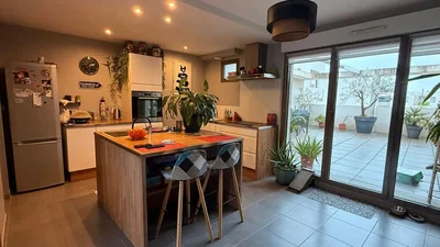 Cuisine; électroménager, lumière naturelle, carrelage