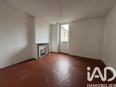 Dnevni boravak; kamin, pločice, potrebna renovacija, prirodna svjetlost