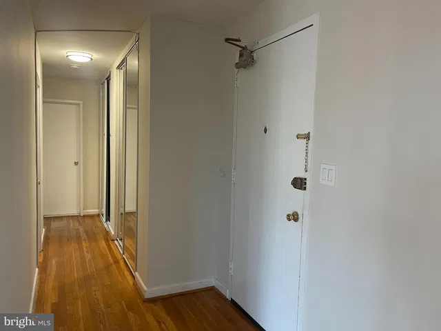 Camera; pavimento in legno, luce naturale