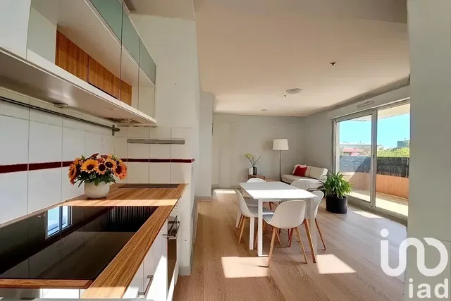 Woonkamer; uitzicht, natuurlijk licht, moderne stijl, houten vloer