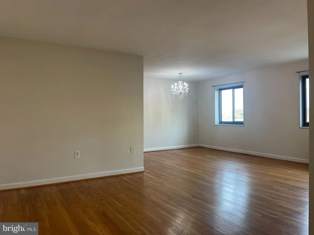 Obývací pokoj; dřevěná podlaha, přirozené světlo