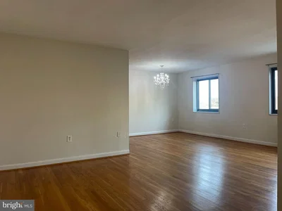 Obývací pokoj; dřevěná podlaha, přirozené světlo