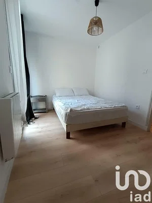 Bedroom; natural light, wood floor, modern style