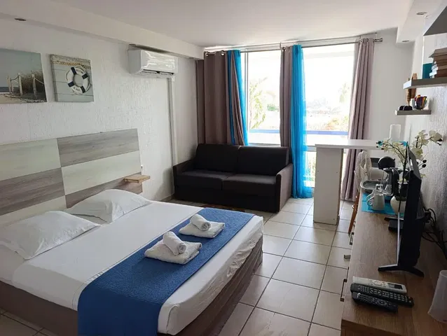 Schlafzimmer; fliesenboden, tageslicht