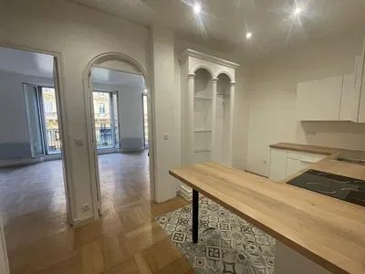 Mutfak; mutfak aletleri, doğal ışık, ahşap zemin, tadilatlı