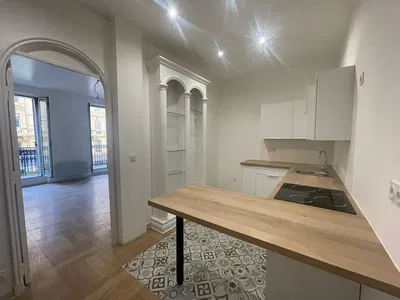 Mutfak; mutfak aletleri, doğal ışık, modern stil, fayans zemin