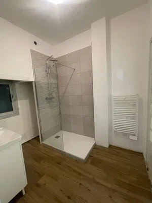 Banyo; fayans zemin, tadilatlı, doğal ışık, modern stil