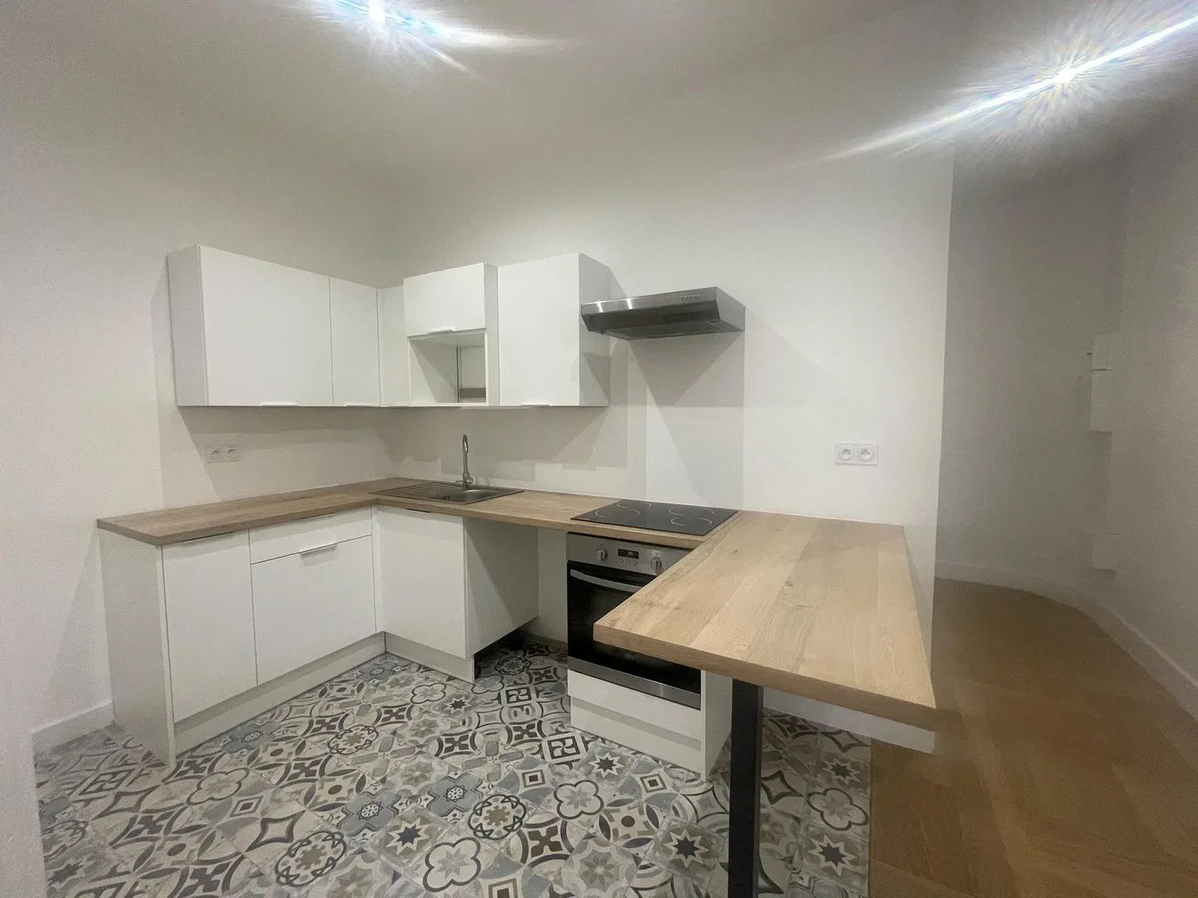 Mutfak; mutfak aletleri, fayans zemin, tadilatlı, doğal ışık, modern stil