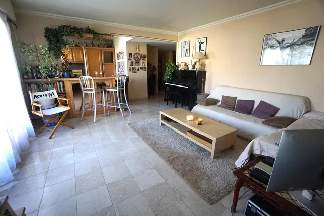 Soggiorno; pavimento in piastrelle, luce naturale, stile moderno