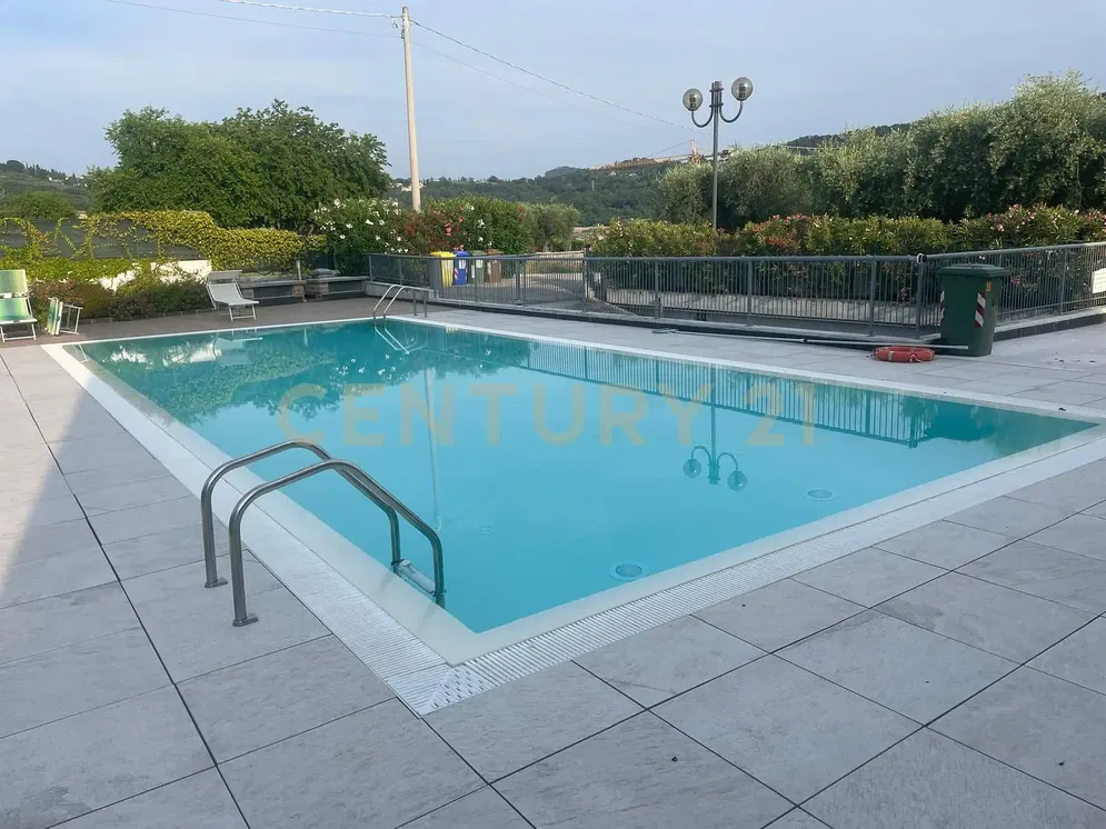 Кућа и околина; поглед, природно светло