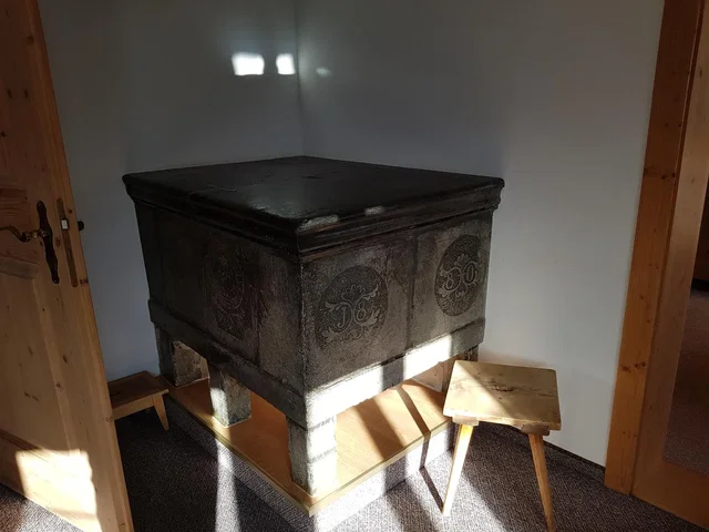 Soggiorno; camino, travi in legno, pavimento in legno, luce naturale