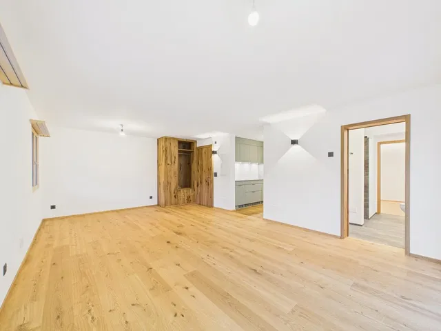 Wohnzimmer; holzboden, tageslicht, renoviert