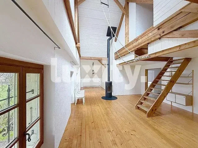 Wohnzimmer; holzboden, holzbalken, kamin, tageslicht, rustikaler stil