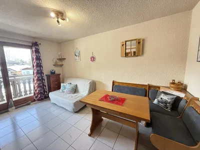 Oturma odası; fayans zemin, manzara, doğal ışık