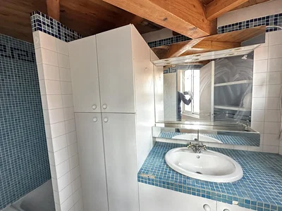 Salle de bain; carrelage, nécessite rénovation, lumière naturelle