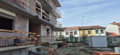 Кућа и околина; потребна реновација