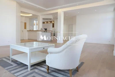 Salon; lumière naturelle, style moderne, parquet, rénové