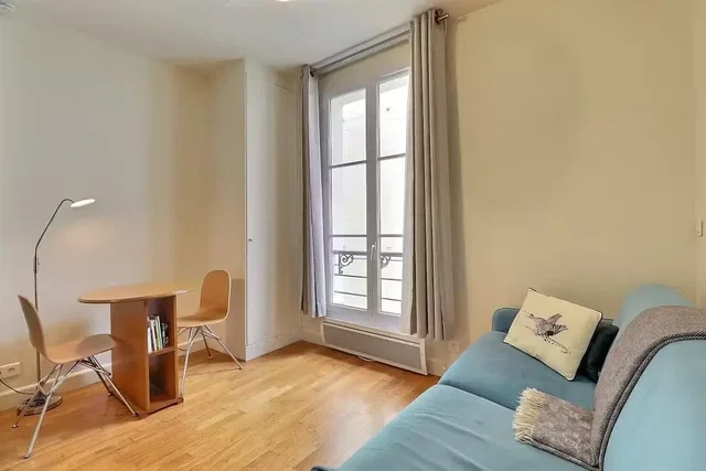 Obývací pokoj; dřevěná podlaha, přirozené světlo