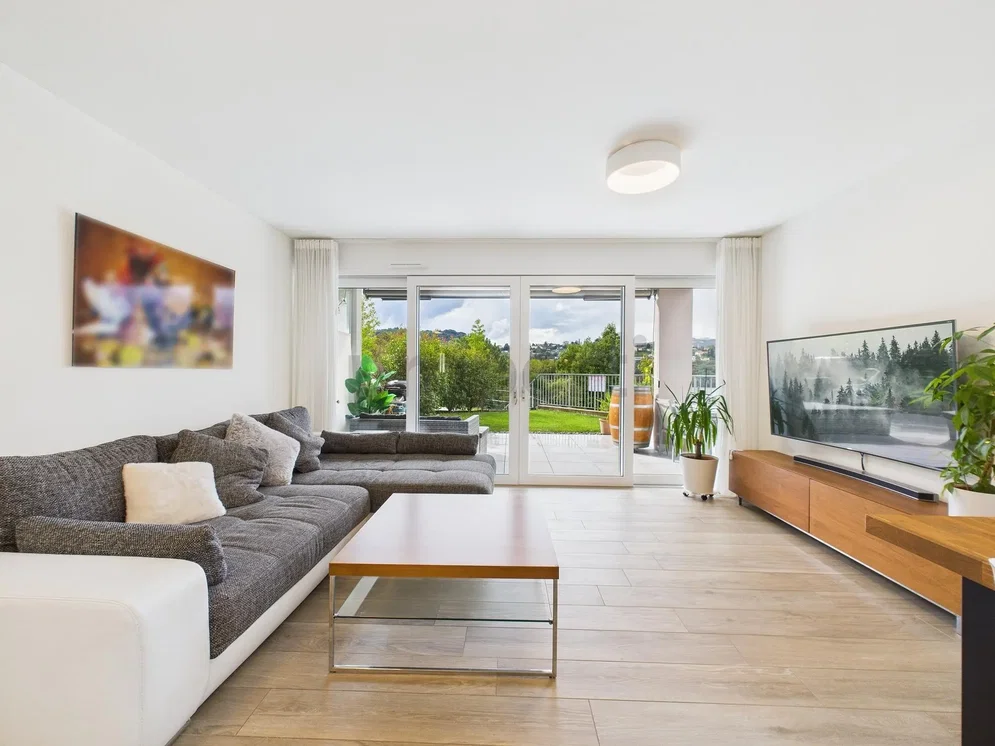 Wohnzimmer; blick, tageslicht, moderner stil, fliesenboden