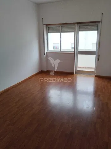 Salón; suelo de madera, luz natural